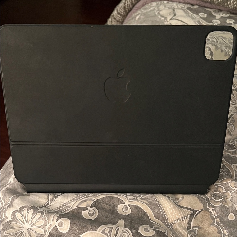 Apple Magic Keyboard Black Case with Integrated Touchpad - Picture 2 of 5